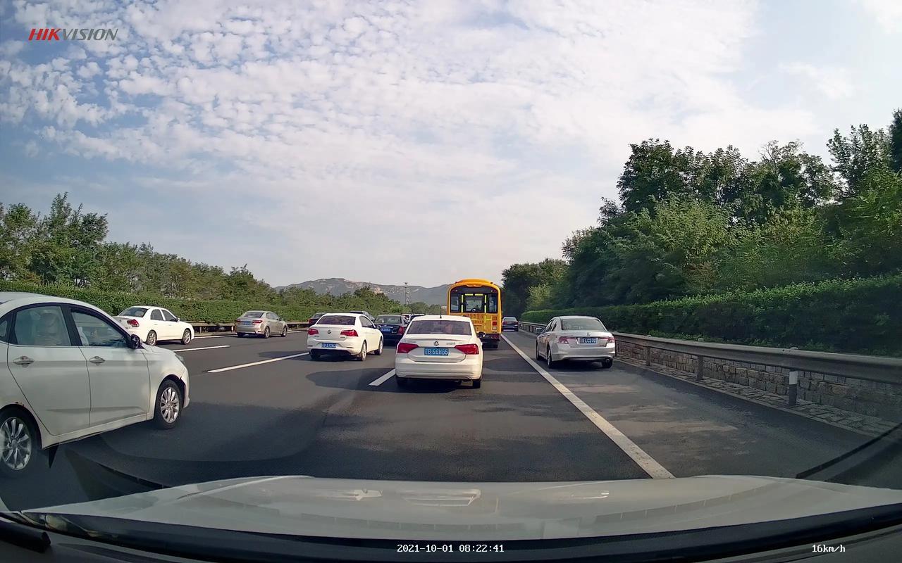 十月一日沈海高速大连段因前方有三车连撞造成拥堵缓行就有大量的车子