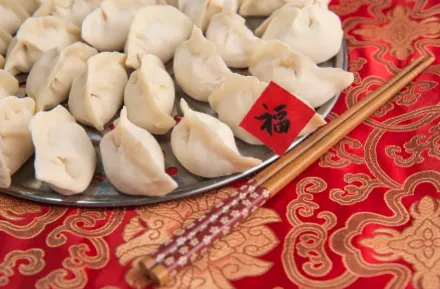 昨天是大年初九 聽一位老北京的同僚說 她們家昨天晚上吃的餃子 習俗上說 元九這天要吃餃子 一位南方同僚感到不了解 北方吃