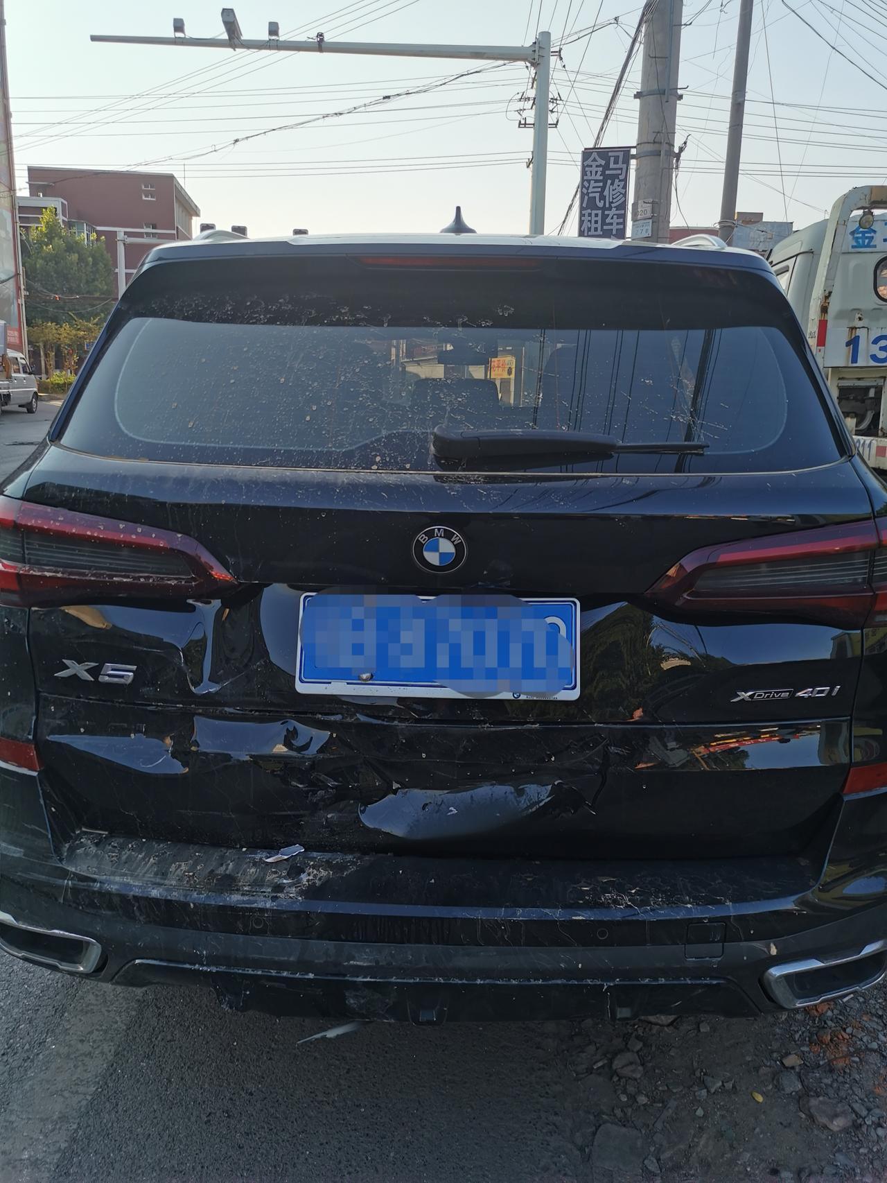 宝马x5被追尾看的出来还是很硬的就是不知道有没有内伤