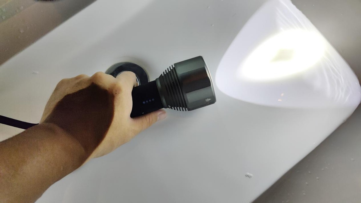 户外出行应急利器，纳拓户外强光手电筒