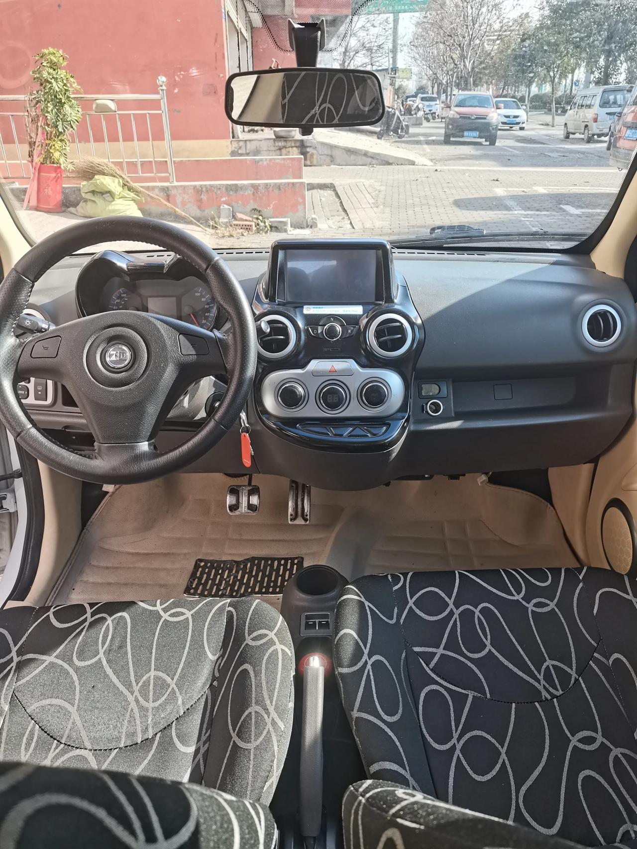 15年底上牌众泰知豆301c车况原版原漆实表1万多公里