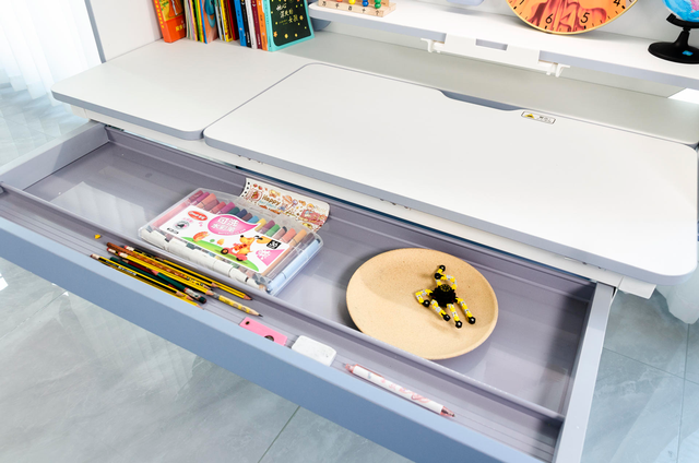 可以纠正孩子坐姿又能帮助孩子学习 作业帮AI学习桌让我太省心了