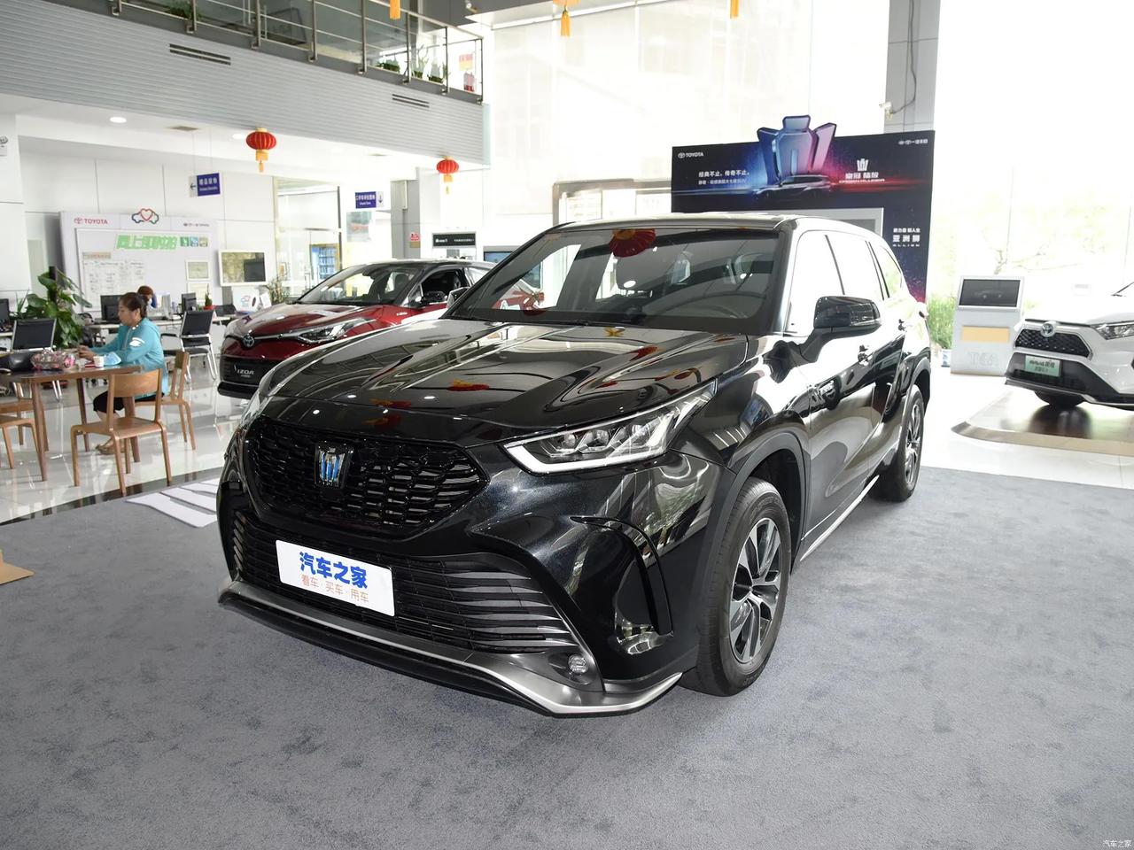 刚刚去看了皇冠陆放,加价2万,还要等到明年才能提车!(白色豪