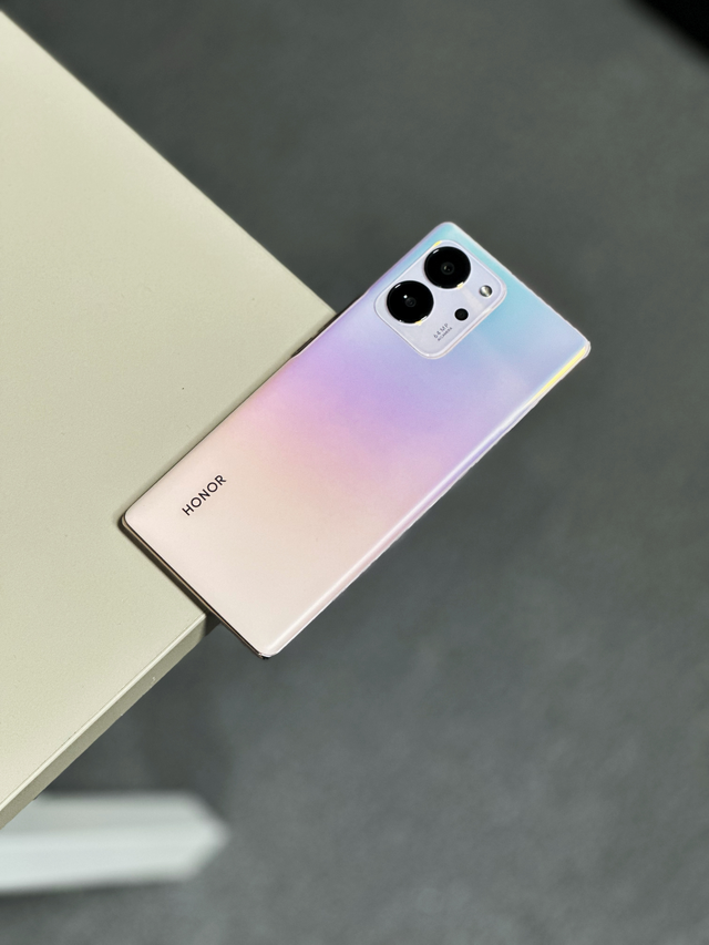 荣耀 80SE引领时尚先锋，打造屏幕美学：10.7亿色显+1920Hz调光