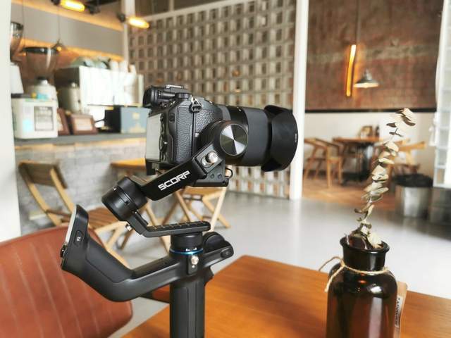 拍视频手不稳？试试这款全能稳定器，飞宇蝎子mini三轴稳定器体验