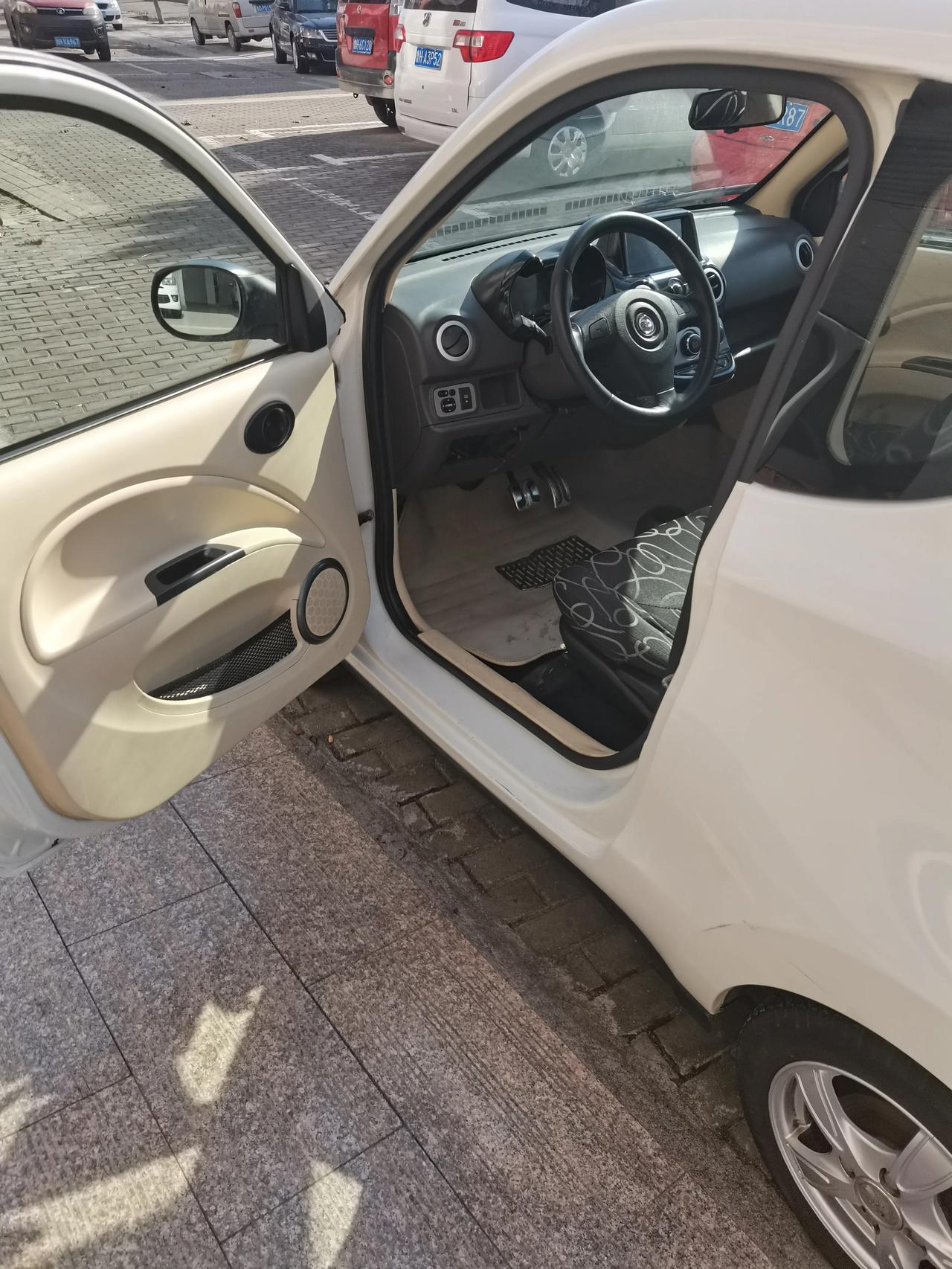 15年底上牌众泰知豆301c车况原版原漆实表1万多公里