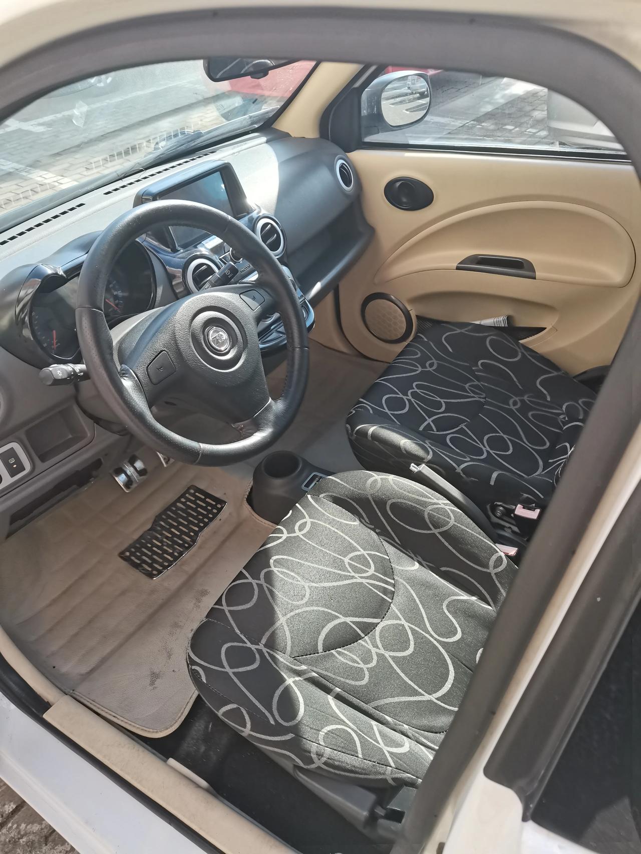 15年底上牌众泰知豆301c车况原版原漆实表1万多公里