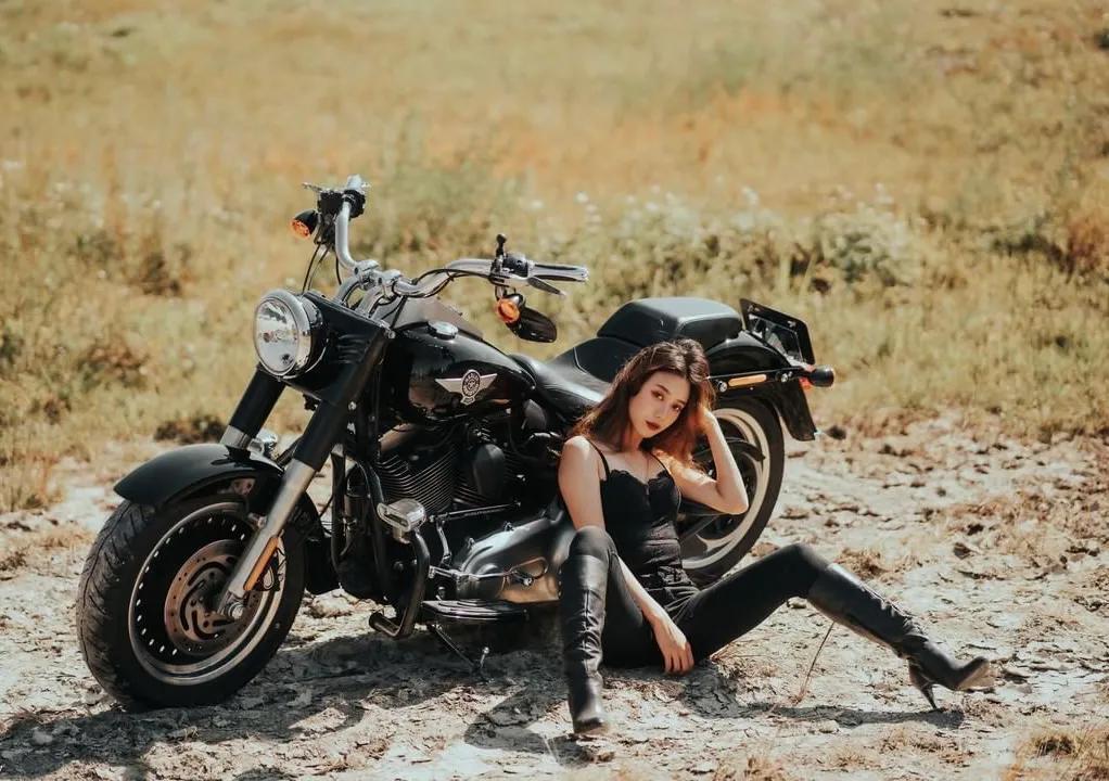 19美女发动摩托图片