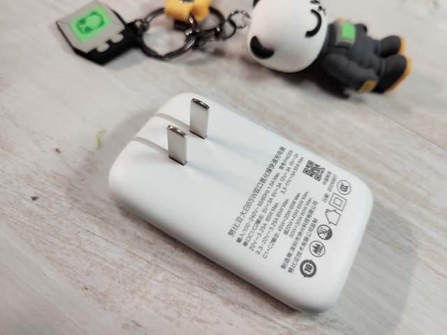 更轻更薄更好用，努比亚大白65W超薄氮化镓充电器评测