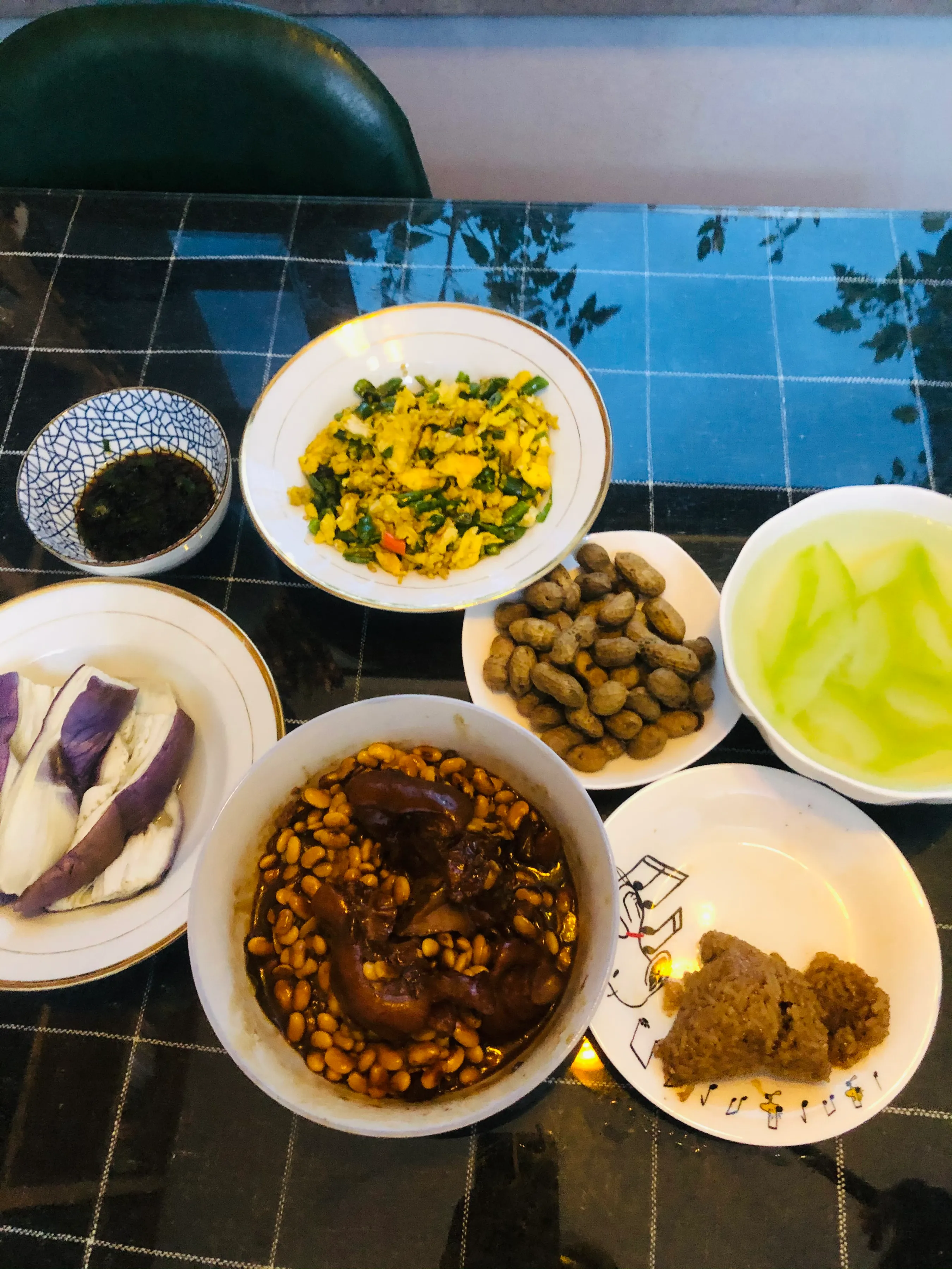 回来弄的快手晚餐 昨晚弄的黄豆烧猪蹄 婆婆下面拿上来的脆皮鱼 蒸的茄子和炒的辣椒炒鸡蛋 煮的清水冬瓜 昨天剩的花生 还有