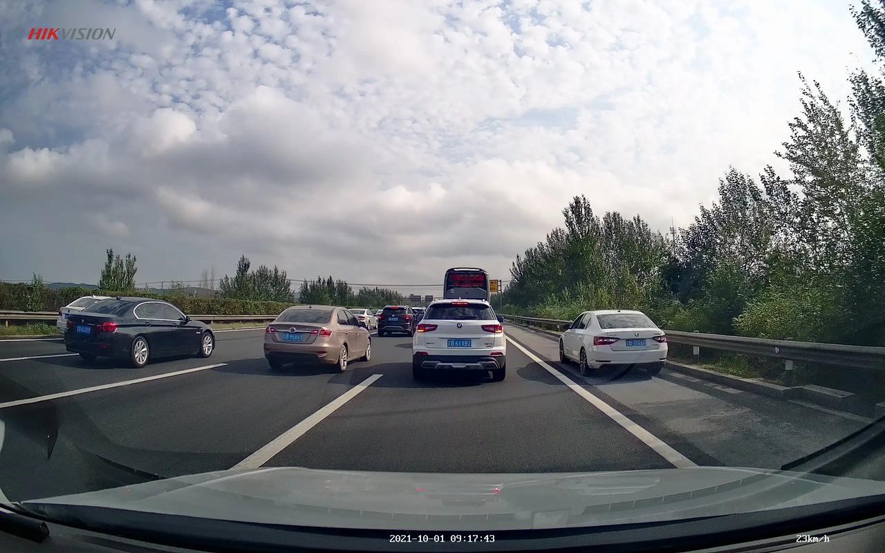 十月一日沈海高速大连段,因前方有三车连撞造成拥堵缓行,就有大