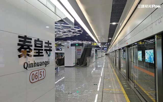 一站一景！三雄极光灯色撩人，美爆地铁圈