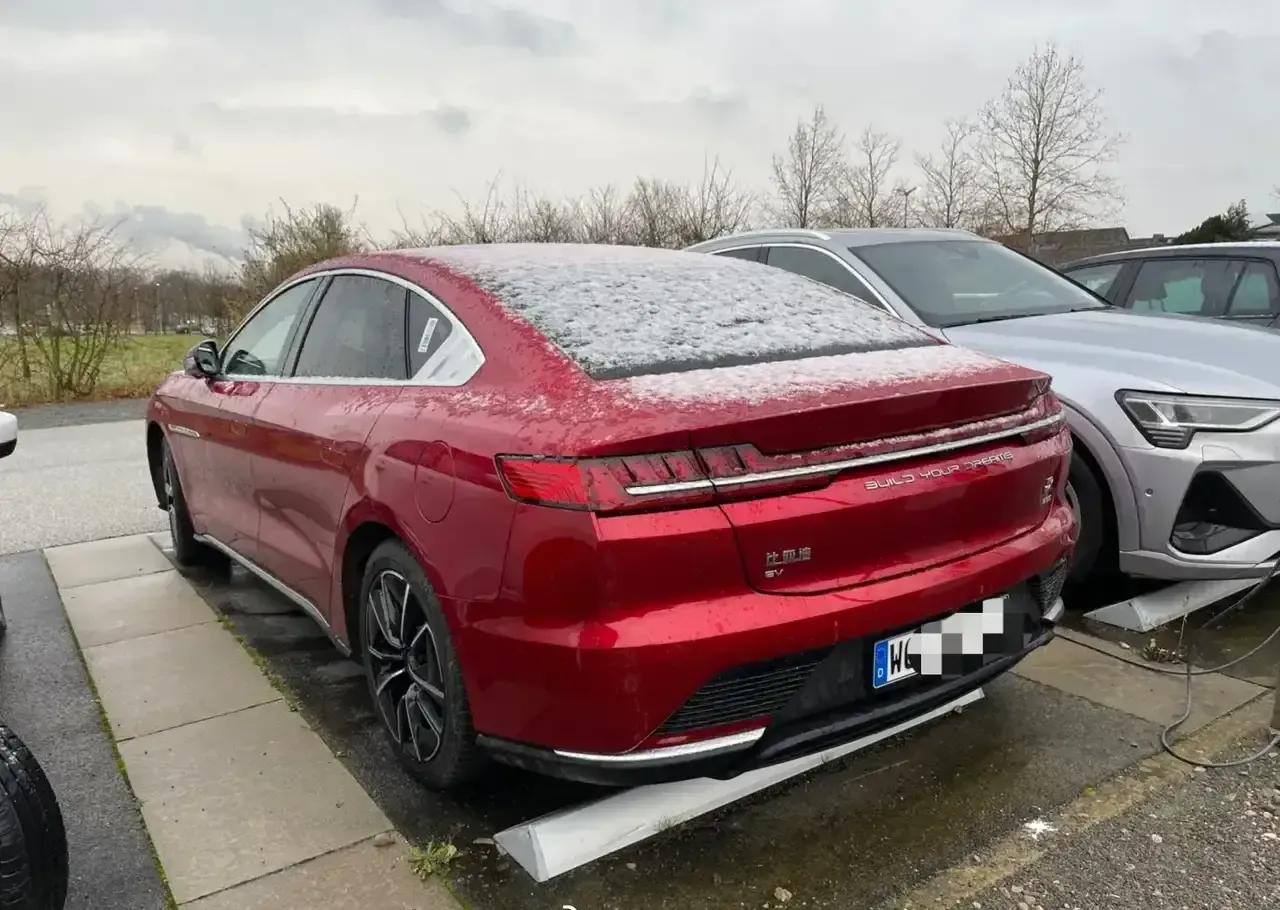 赤帝红的比亚迪汉ev