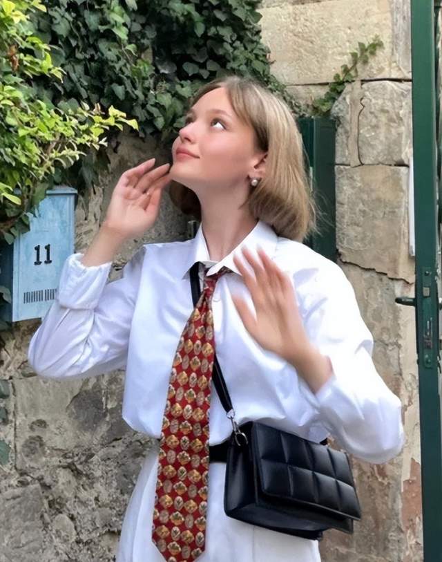 穿“大”不穿“小”的时尚理念依旧是今年的时髦主流