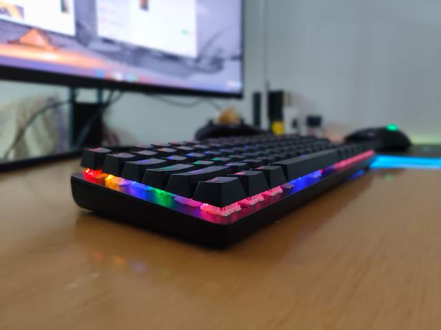 雷柏V500Pro-87机械键盘评测：既能无线连接也能有线连接