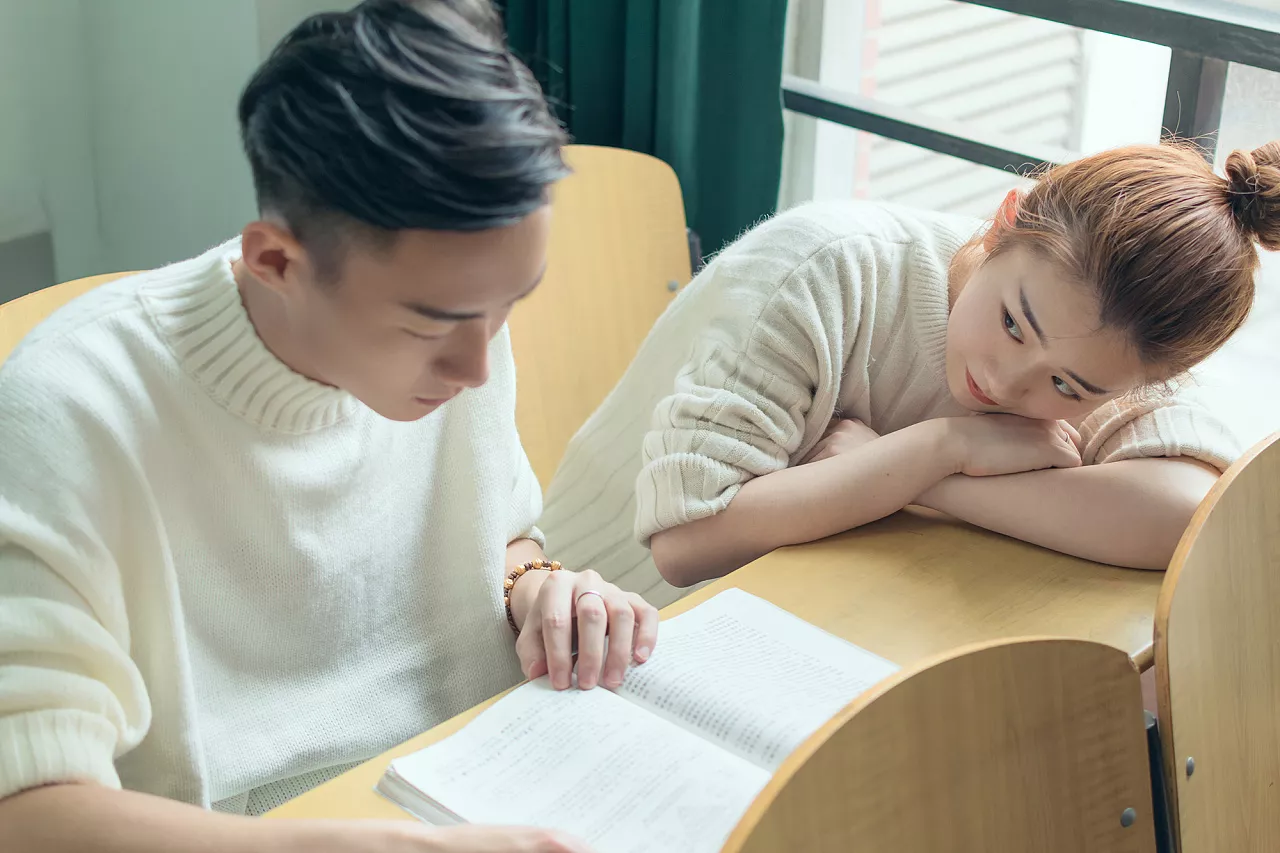 关于早恋的作文素材：女大学生偷偷退学，跟社会大叔回家养胎！