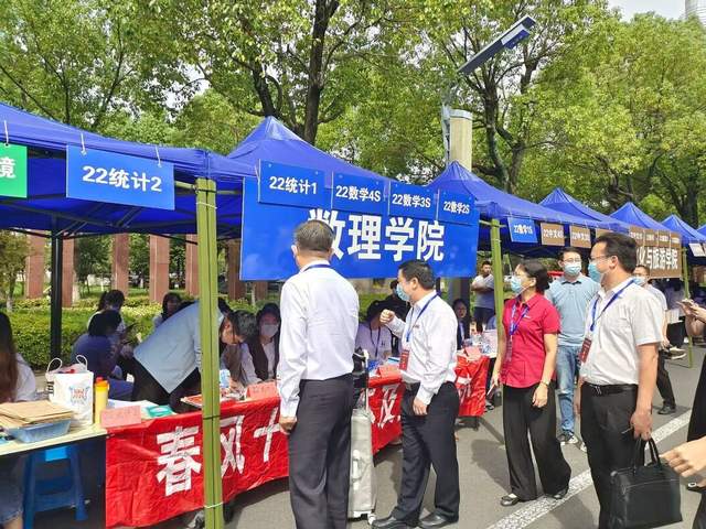 该院今年在迎新现场精心布置了新生签名墙和打卡展板,新同学们纷纷在