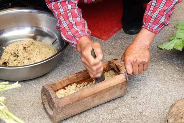 云南红河绿春：神奇的饮食文化——哈尼橄榄皮拌生