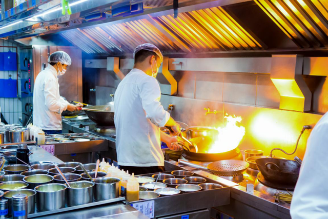 火了20年，扎根簋街卖小龙虾，胡大凭啥？