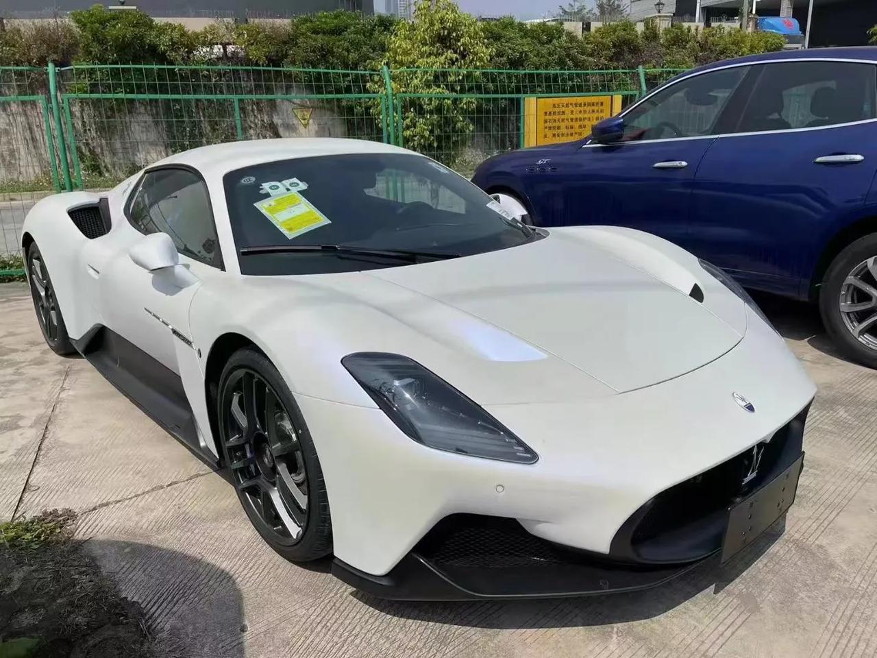 玛莎拉蒂mc20白黑蓝线现车