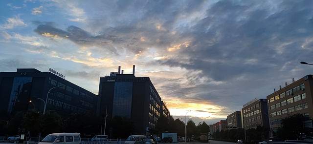 组图！你见过早晨六点多的昆明天空吗？