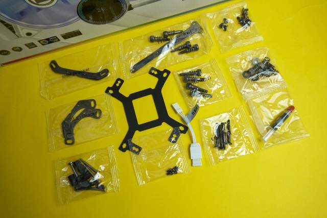 白装机三件套由艾湃电竞盖亚GAIA引领，白机箱焕发靓丽色彩