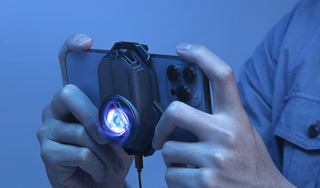 面对标！都是散热器为什么红魔涡轮散热背夹比黑鲨更强？