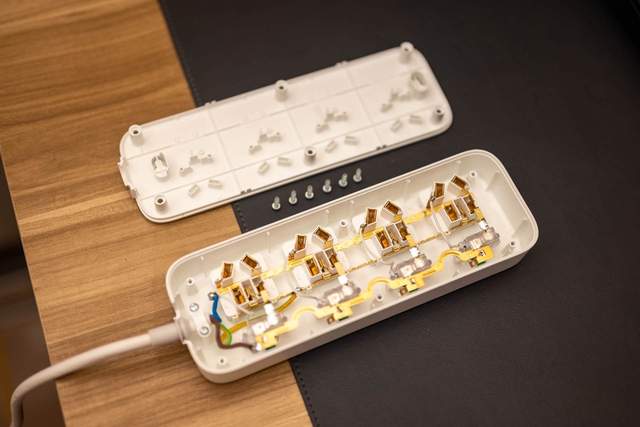 20多元的插排做工到底如何，aigo插线板AC0404拆解