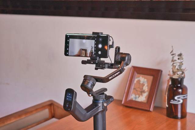 拍视频手不稳？试试这款全能稳定器，飞宇蝎子mini三轴稳定器体验