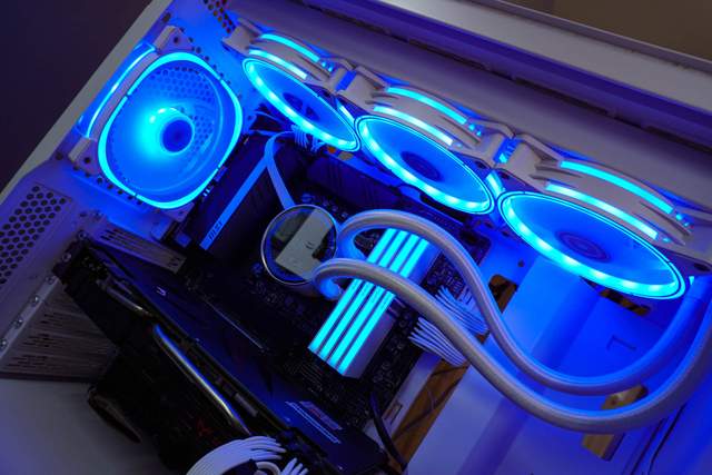 白装机三件套由艾湃电竞盖亚GAIA引领，白机箱焕发靓丽色彩