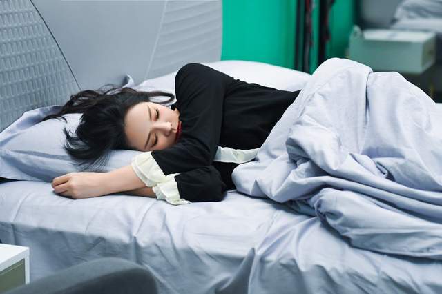 首档明星劝睡综艺11点睡吧上线明星达人早睡挑战呼吁大家好好睡觉