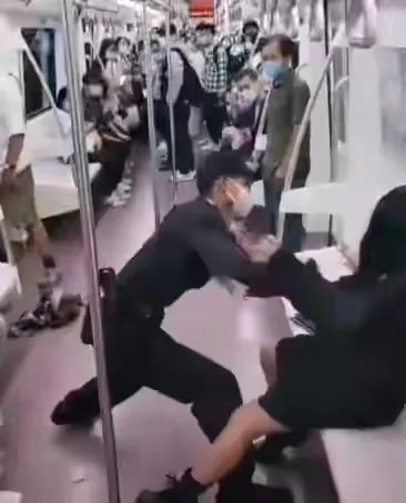 央媒评西安地铁保安拖拽女乘客事件：丝毫不顾及女性的基本尊严！
