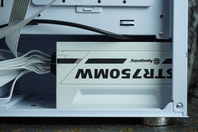 白装机三件套由艾湃电竞盖亚GAIA引领，白机箱焕发靓丽色彩