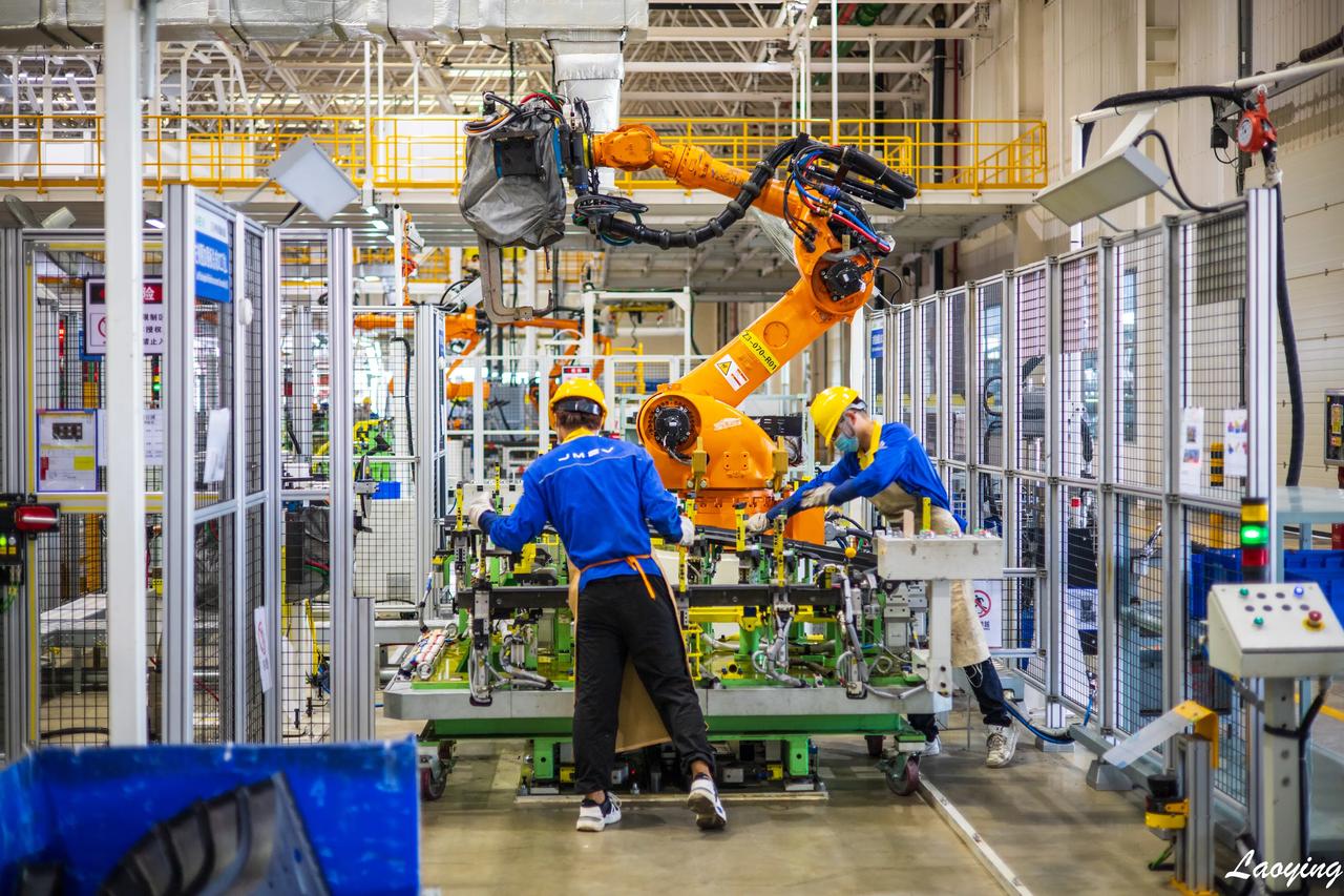 江西江铃集团新能源汽车有限公司同法国雷诺集团合作生产电动汽车车间