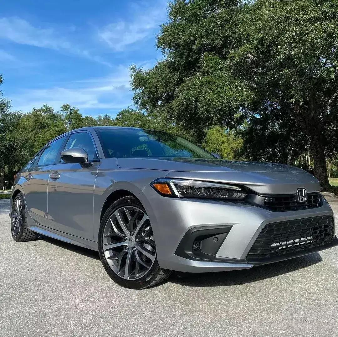 银色的思域真的太漂亮了可惜国内没有这个颜色