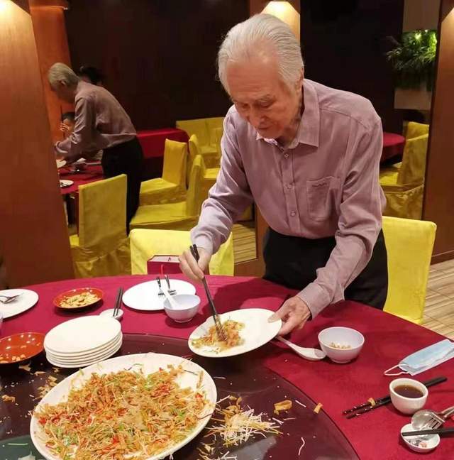 陈景冈《短歌行普洱颂》：茶海浩瀚，独钟云南