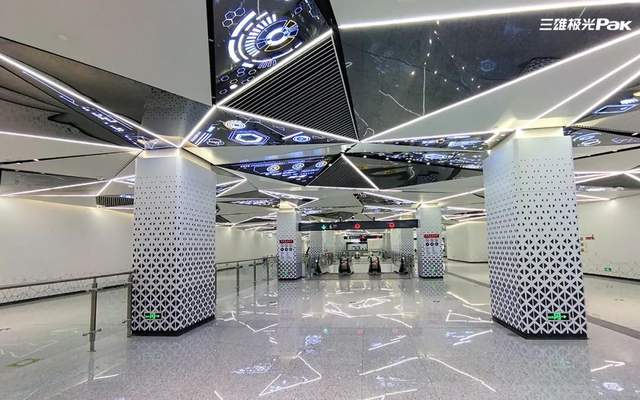 一站一景！三雄极光灯色撩人，美爆地铁圈