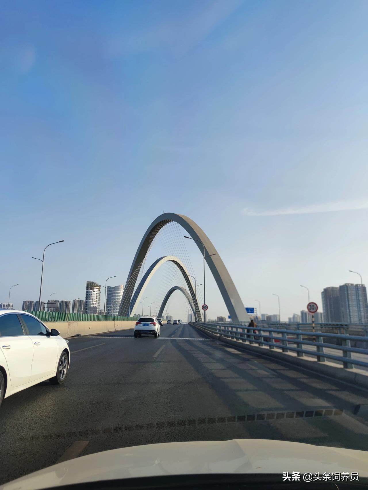 早高峰临沂蒙山高架路沂河路处一白色雪佛兰强行左变道差点引起三至五