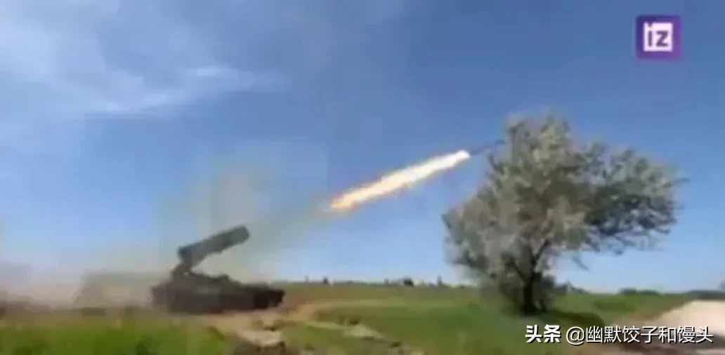 俄军宣传员正在直播tos 1火箭炮攻击乌军阵地 可就在发射后不到1分钟 便被乌军反炮兵雷达锁定和摧毁 这位同志立刻掉头撤