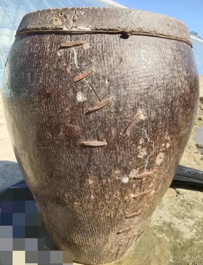 小杜hg楼主我是小杜hg爱生活的兰花草这小伙是想纪念他爷的锔缸手艺吧