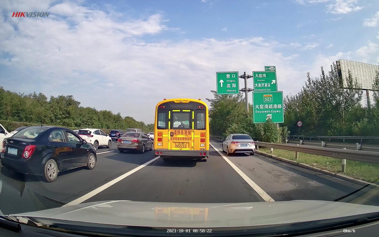 十月一日沈海高速大连段,因前方有三车连撞造成拥堵缓行,就有大
