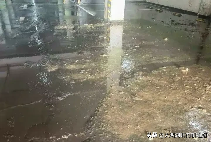 济南绿地国际城百花明都小区地下车库被淹，私家车全部遭殃