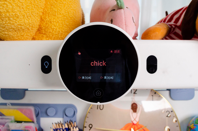 可以纠正孩子坐姿又能帮助孩子学习 作业帮AI学习桌让我太省心了