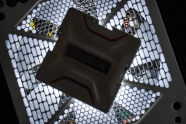 白装机三件套由艾湃电竞盖亚GAIA引领，白机箱焕发靓丽色彩