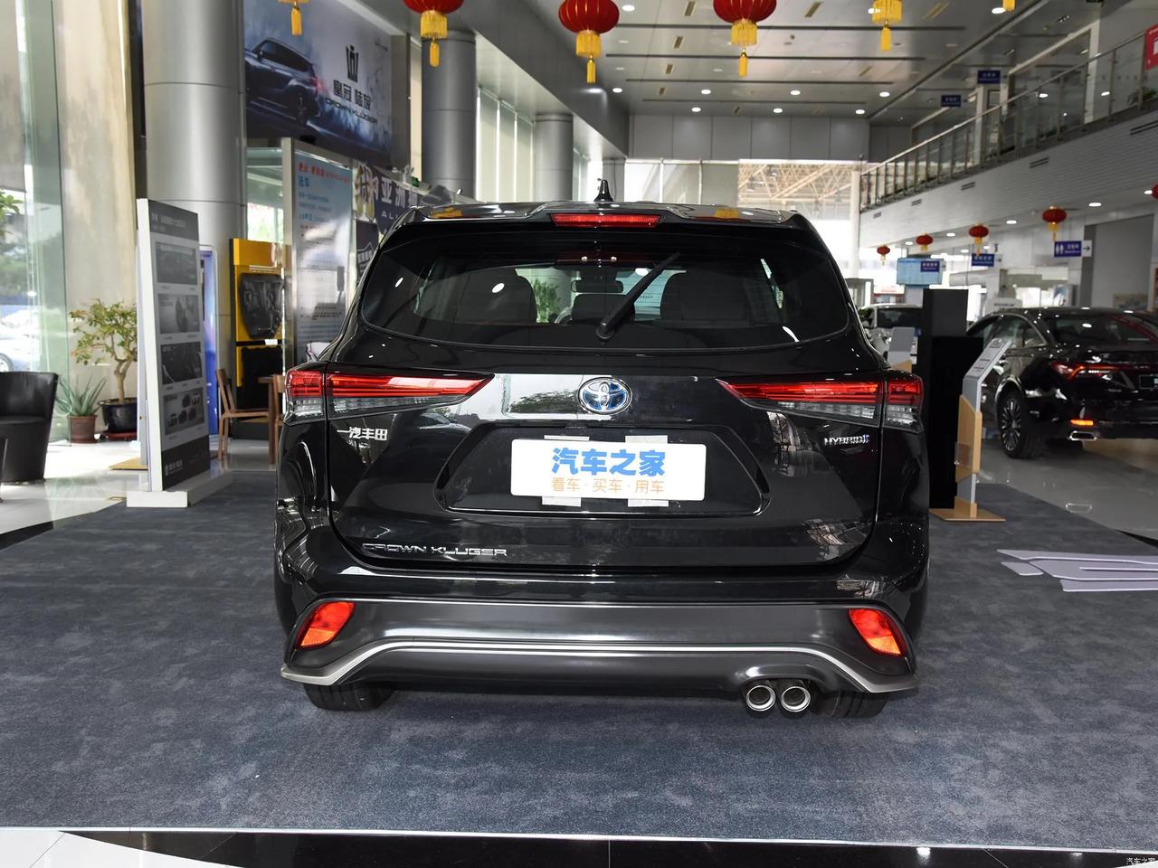 刚刚去看了皇冠陆放,加价2万,还要等到明年才能提车!(白色豪