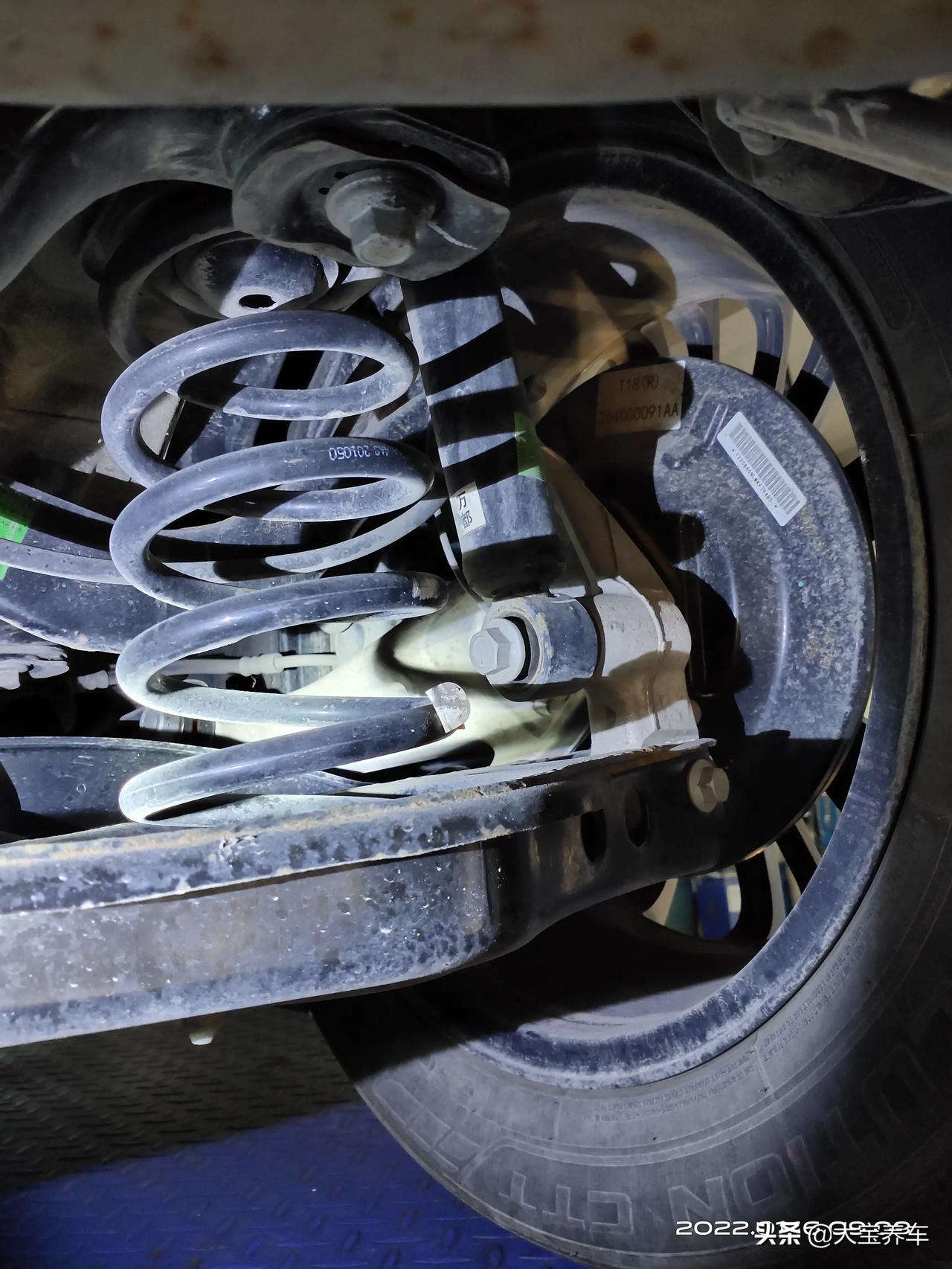 合金的后羊角两块大屏大家猜猜是什么车提示一下15万以内的车设计汽车