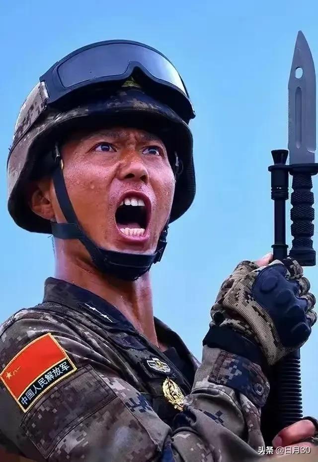 的阳刚之气扑面而来:坚毅的神情,炯炯有神的目光,目视前方发出怒吼