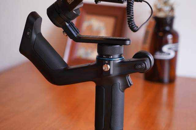 拍视频手不稳？试试这款全能稳定器，飞宇蝎子mini三轴稳定器体验