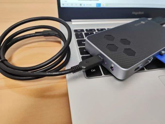 小巧便携多功能，10Gbps 十合一硬盘盒扩展坞：打工人的办公利器