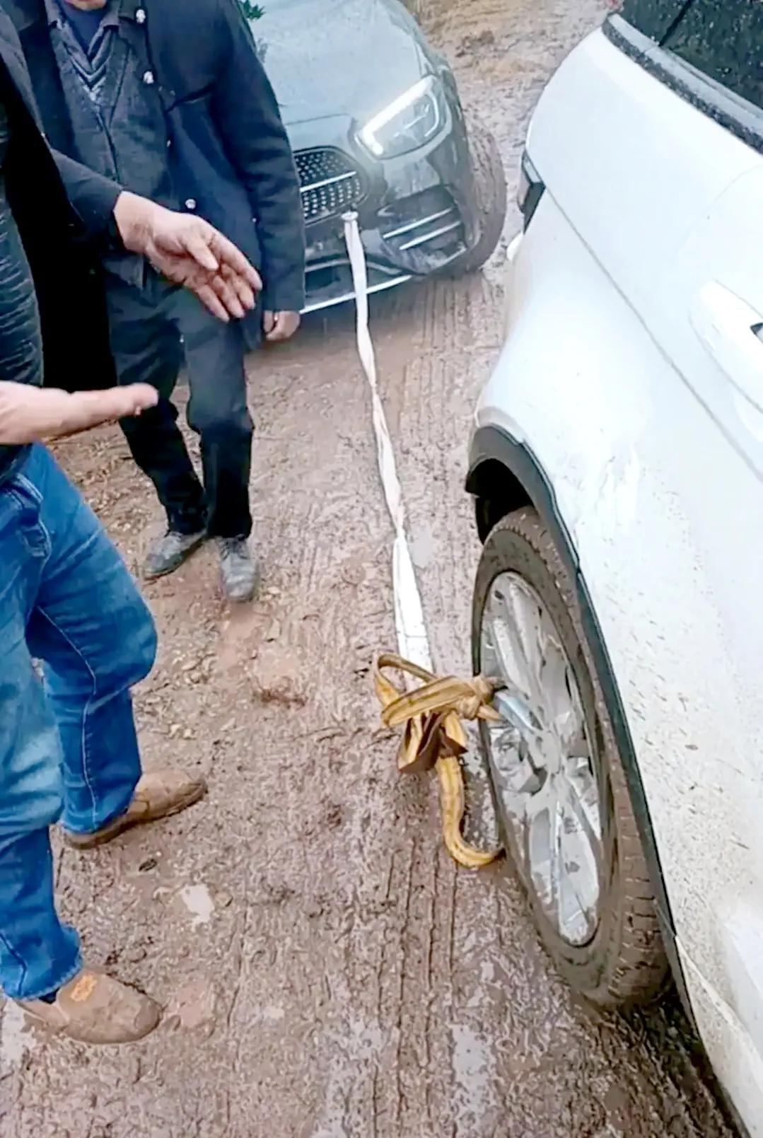 绳绑在车轮轮毂上了这样子能拉得动吗车轮受力会不会把轮胎都拉偏了呢